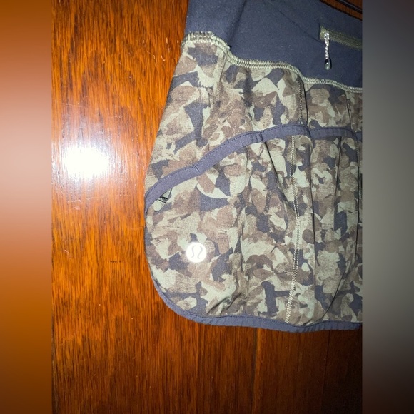 Lululemon Speed Up Short *2.5" Size 4 - Picture 3 of 9